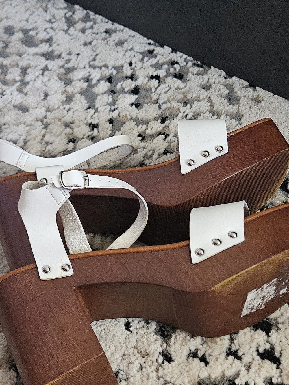 White Platform Sandals with Wood-Effect Platform and Stud Details